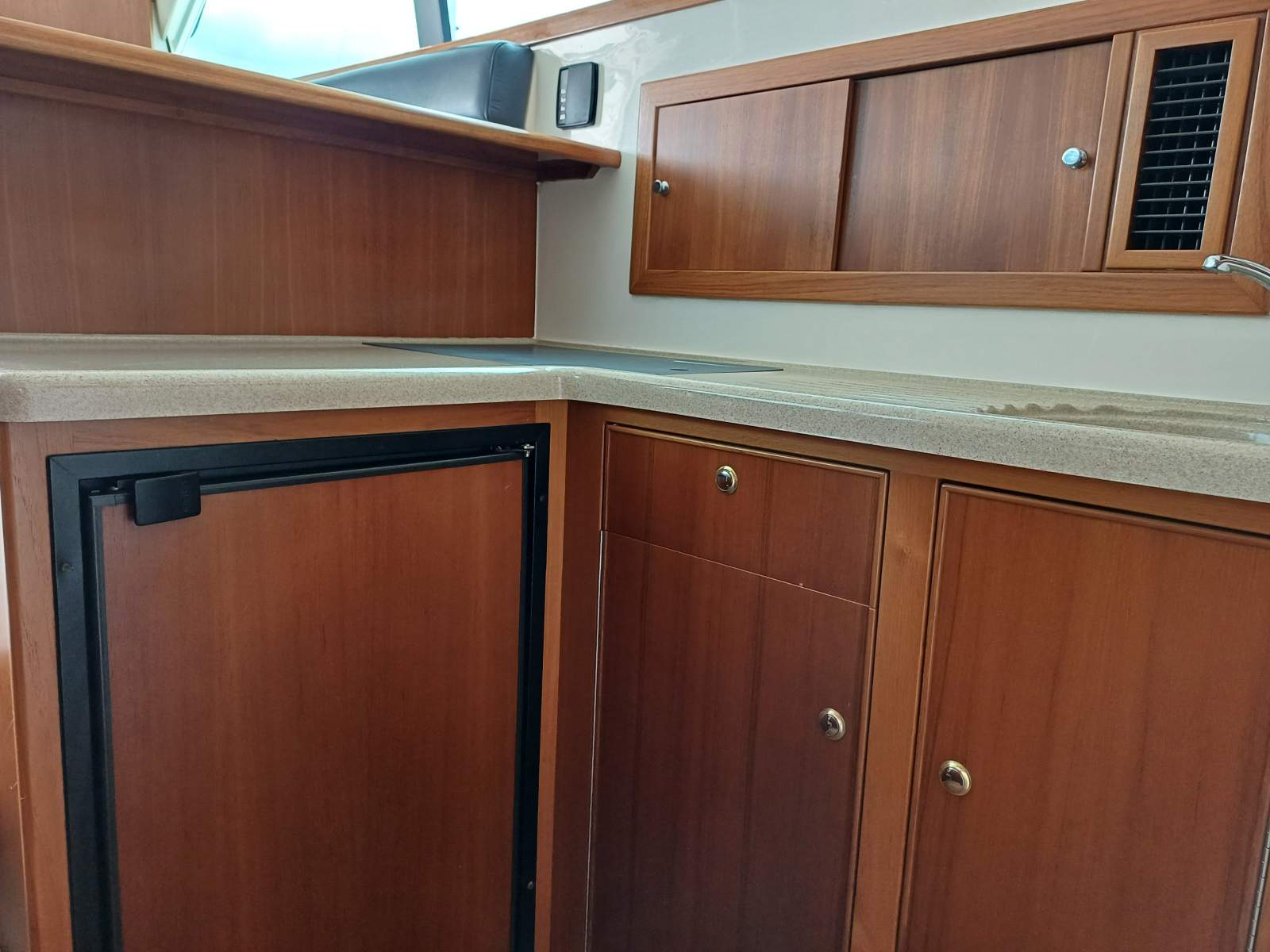 Sunset Boulevard Riviera 37 Flybridge Twin 370hp Cummins. Set up for offshore fishing Boat Brokers of Tasmania