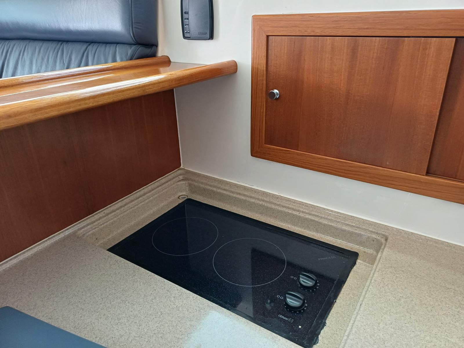 Sunset Boulevard Riviera 37 Flybridge Twin 370hp Cummins. Set up for offshore fishing Boat Brokers of Tasmania