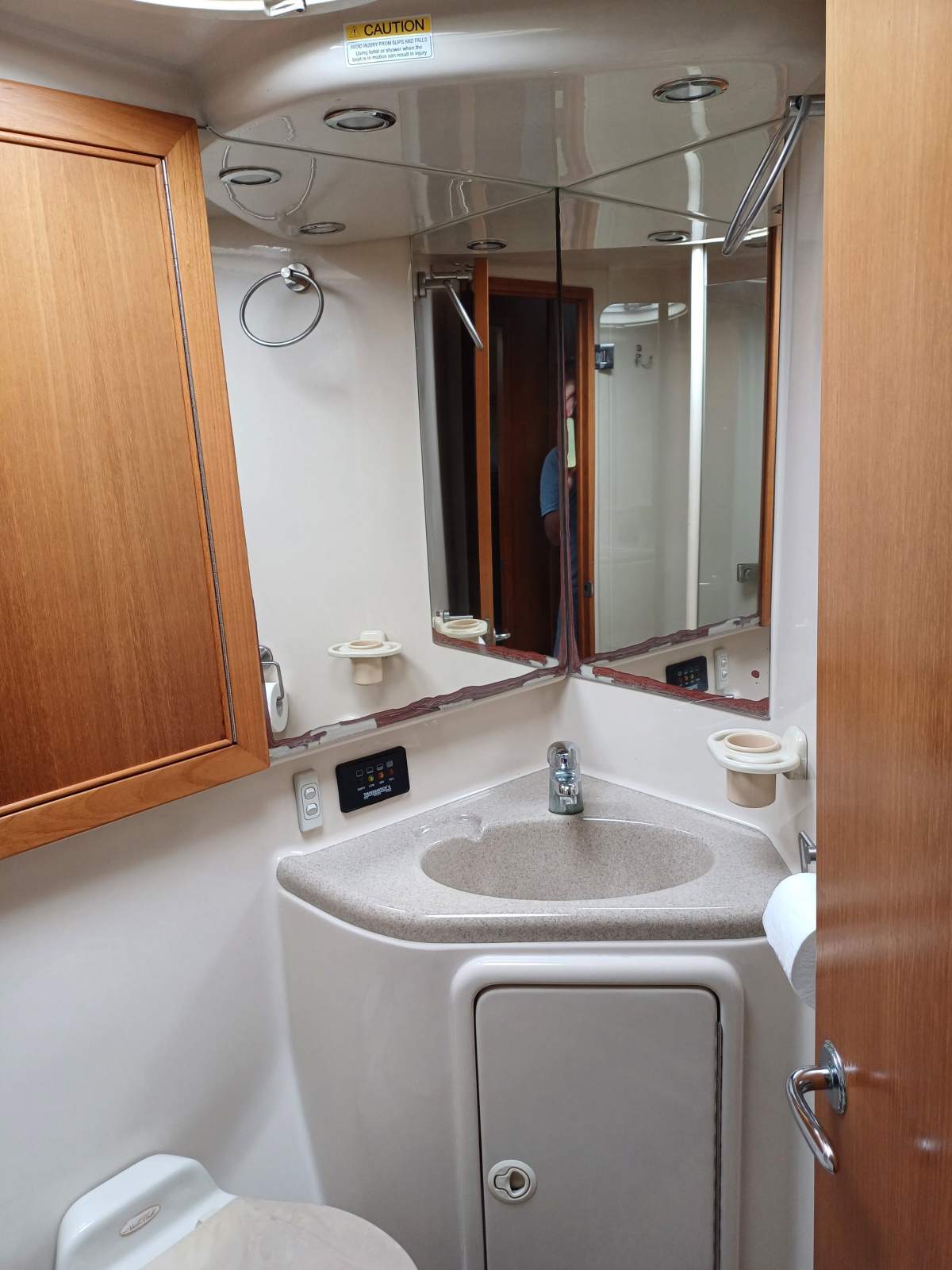 Sunset Boulevard Riviera 37 Flybridge Twin 370hp Cummins. Set up for offshore fishing Boat Brokers of Tasmania