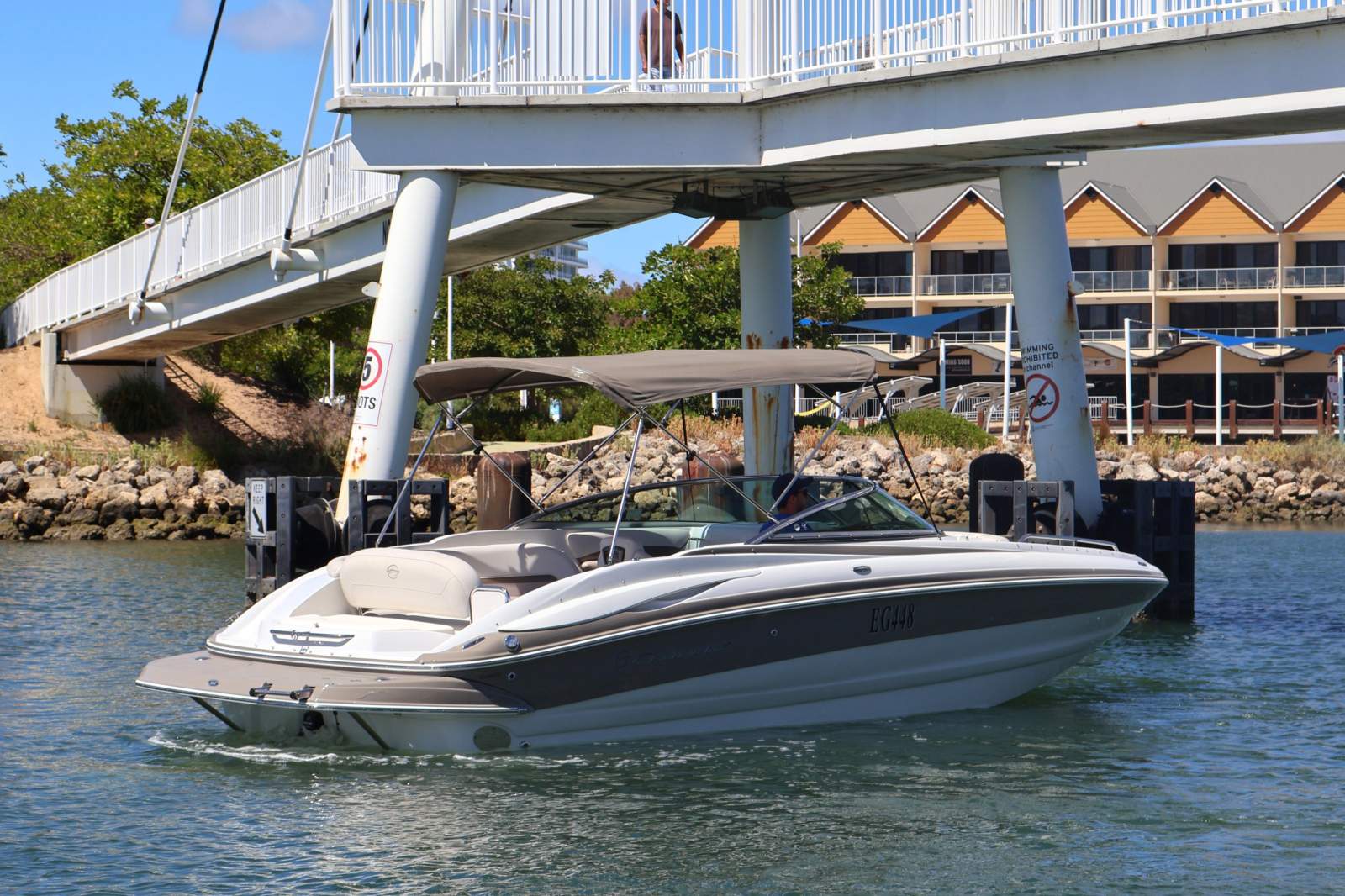 Crownline 252 Ex - BRAND NEW 6.2L 300hp Mercruiser!