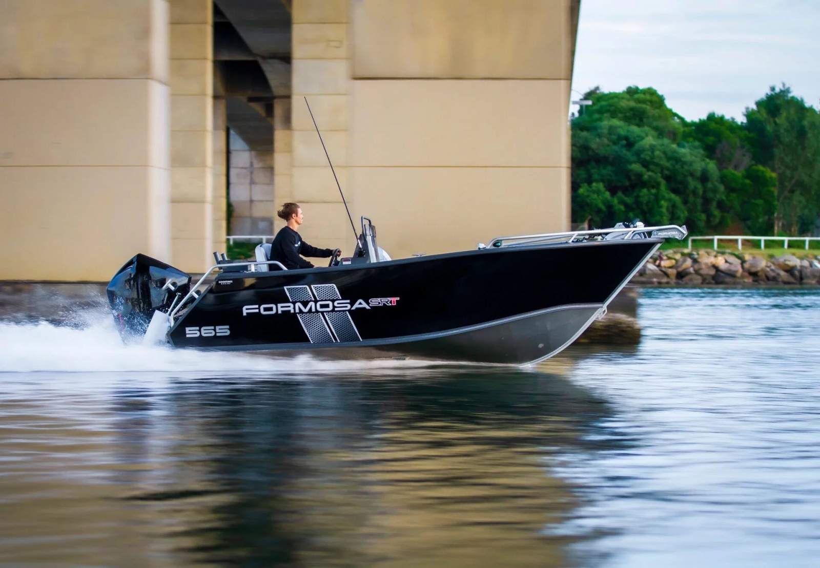 Formosa 565 SRT Side Console