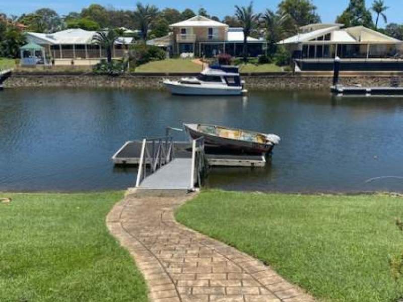 PONTOON FOR RENT WITH WATER AND ELECTRICITY BRISBANE, AQUATIC PARADISE