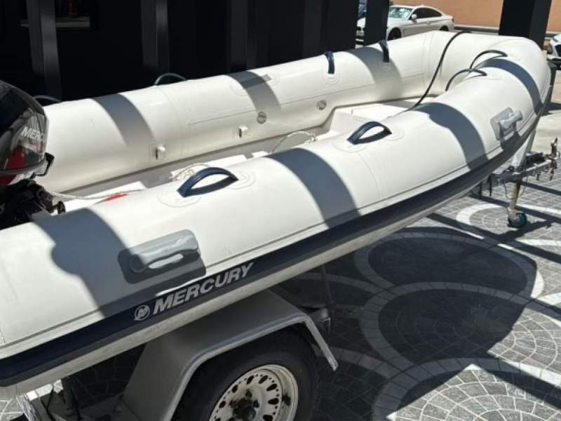 Mercury Oceanrunner 350 Hypalon 9HP and less than 1 hour use