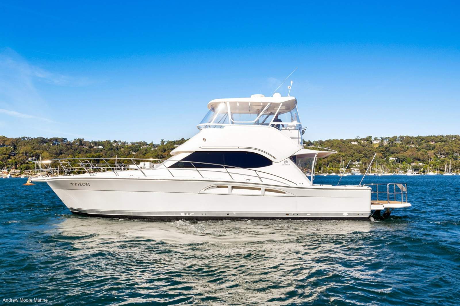 Riviera 47 Flybridge - Hydraulic Swim Platform