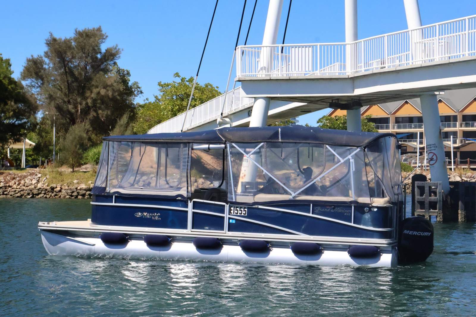 Harris Flotebote Grand Mariner 240 Tri-Toon - Spacious & Stylish !