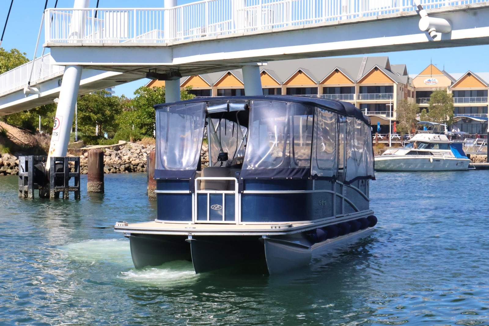 Harris Flotebote Grand Mariner 240 Tri-Toon - Spacious & Stylish !