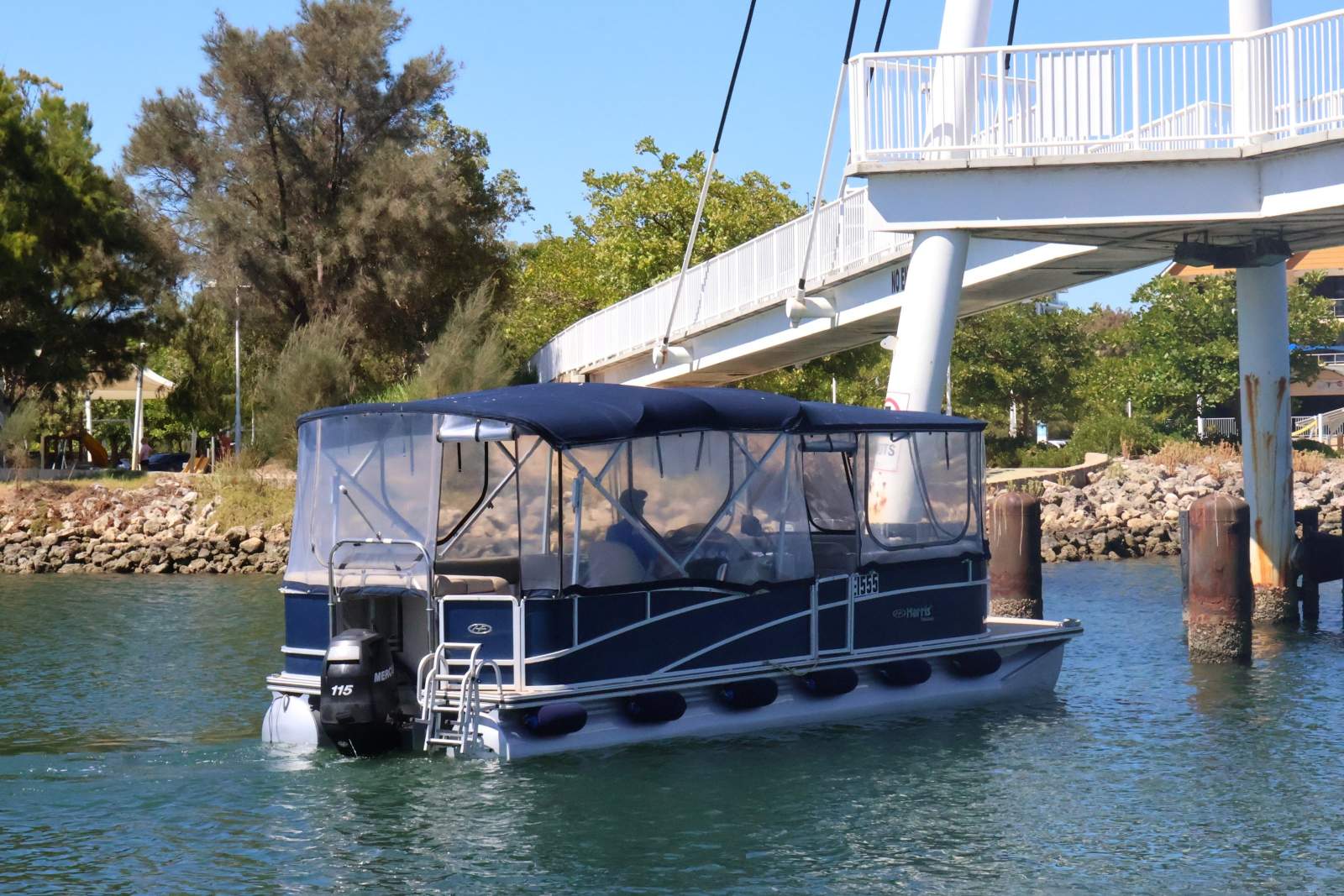 Harris Flotebote Grand Mariner 240 Tri-Toon - Spacious & Stylish !