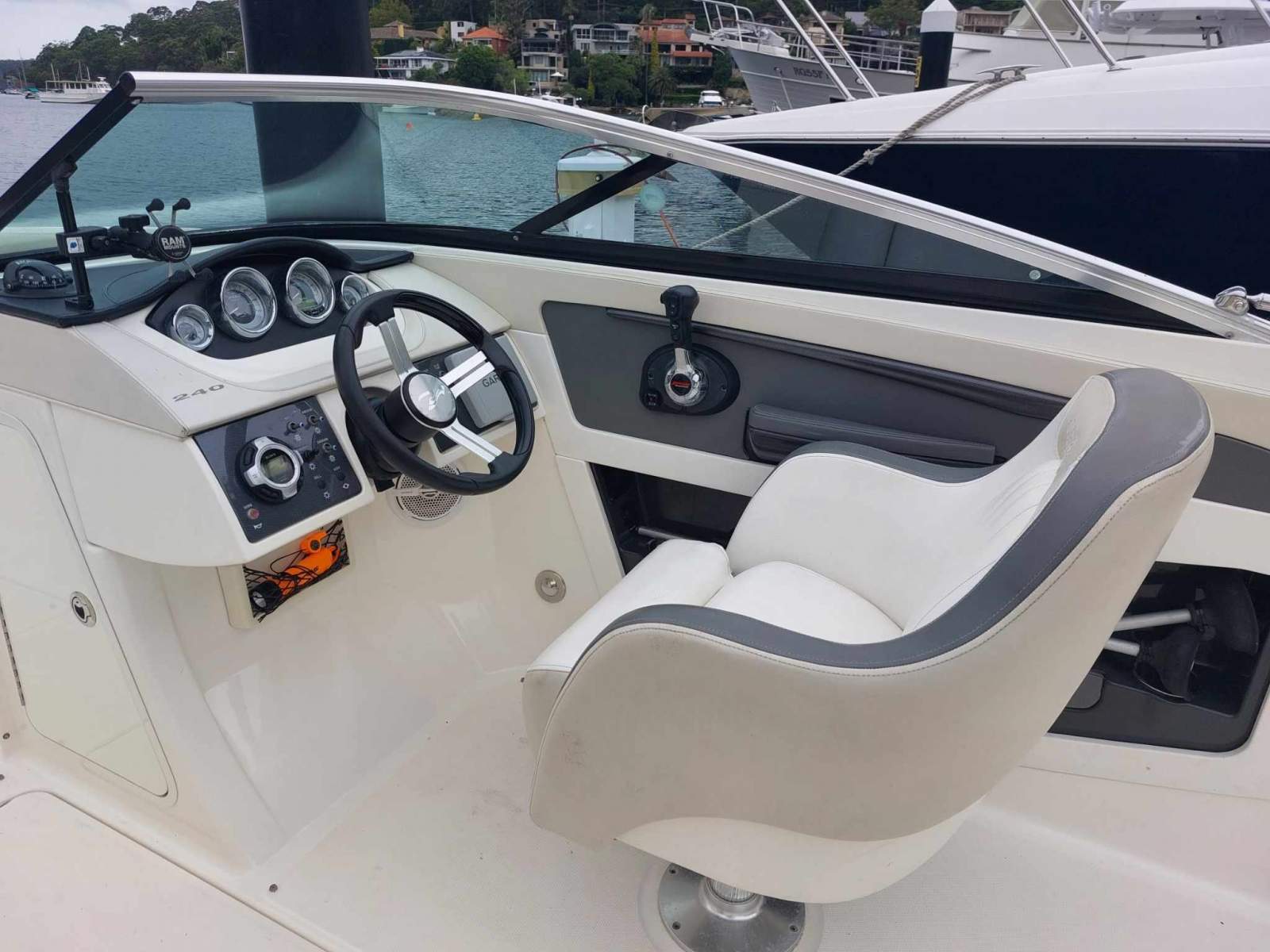 Sea Ray 240 Sundeck