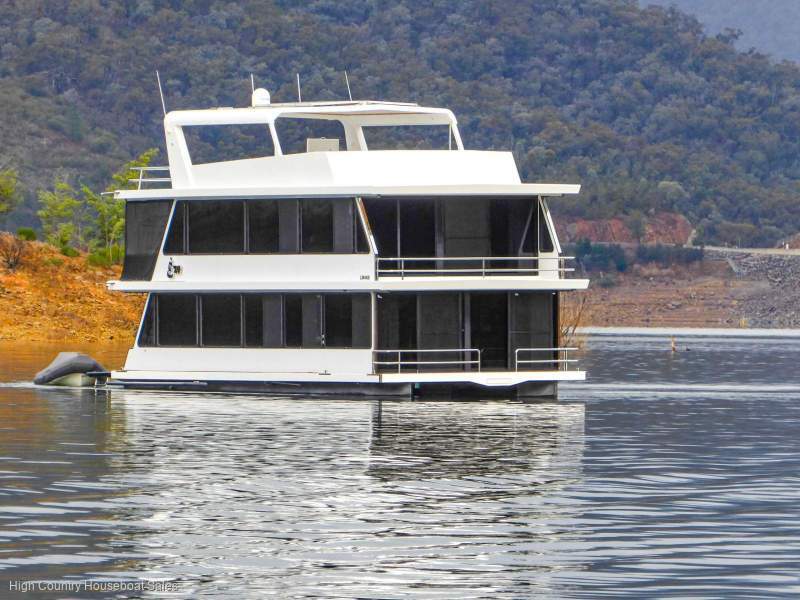 EZE Houseboat Holiday Home on Lake Eildon