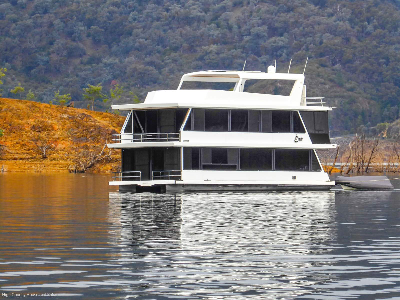 EZE Houseboat Holiday Home on Lake Eildon:EZE on Lake Eildon