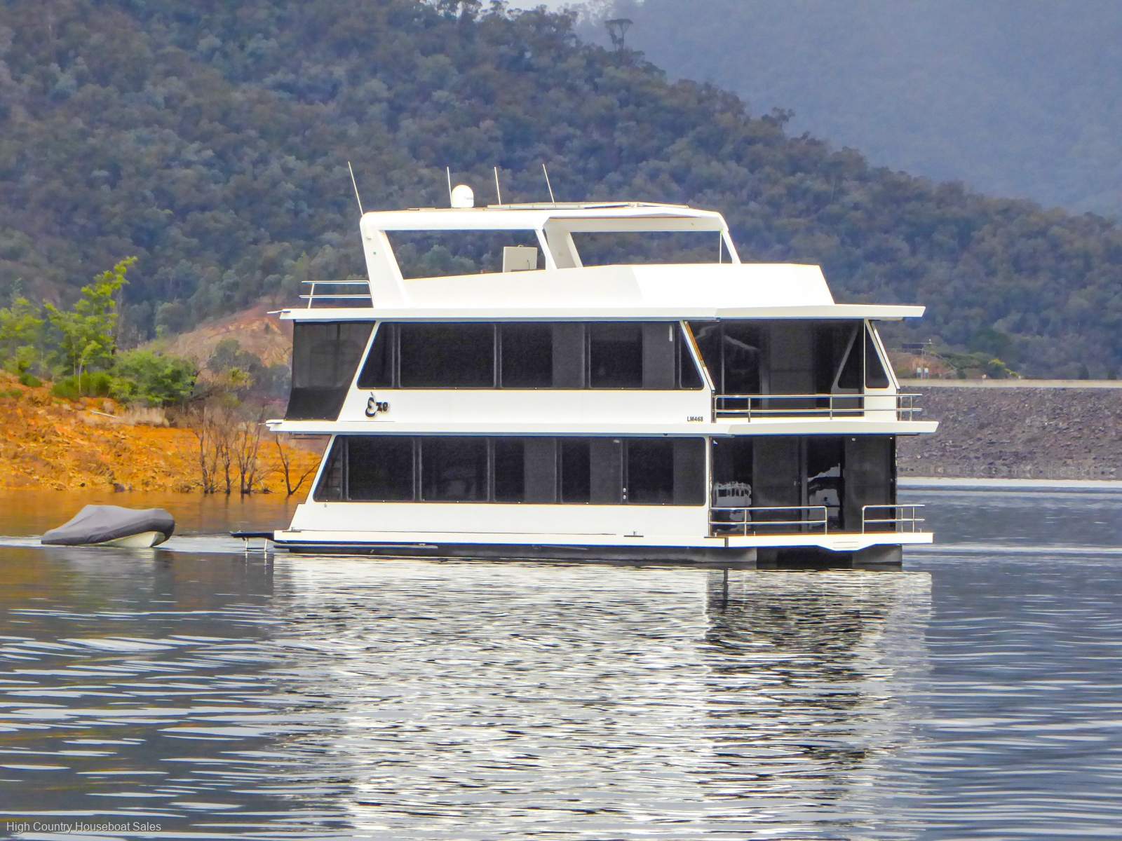 EZE Houseboat Holiday Home on Lake Eildon:EZE on Lake Eildon