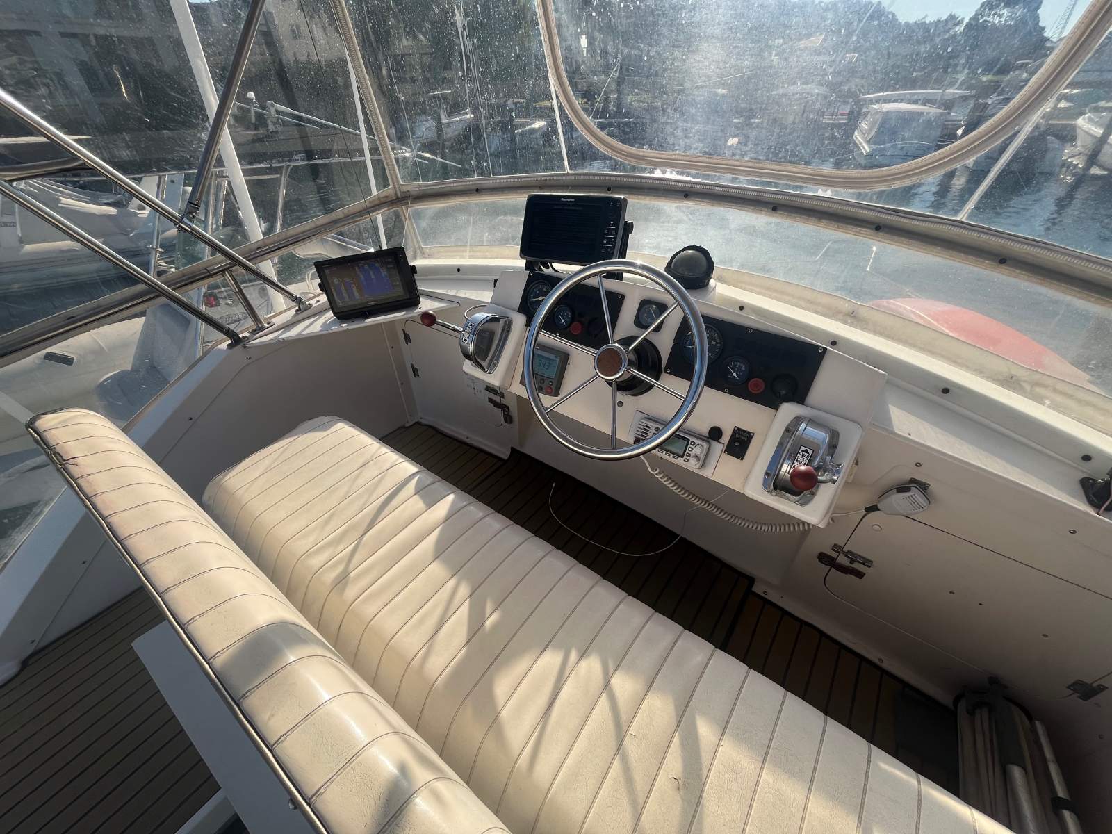 Caribbean 28 Flybridge Cruiser Twin Diesel Shaftdrive