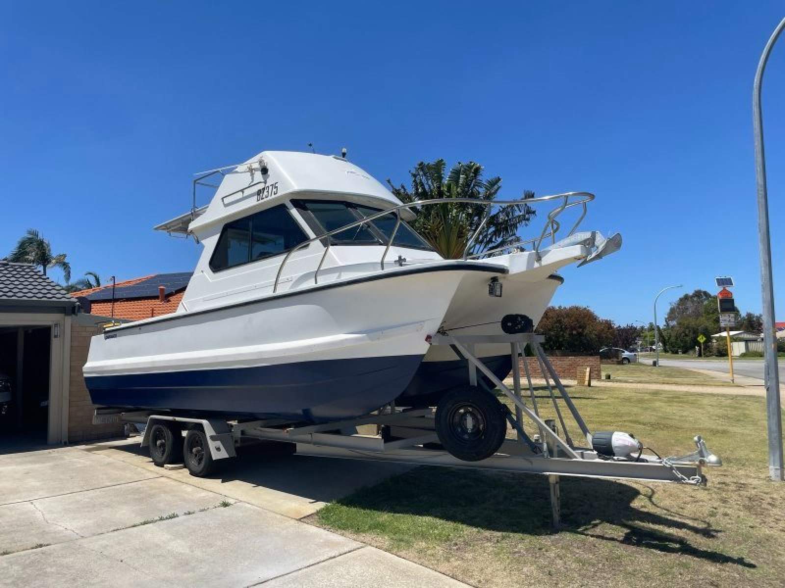 Shark Cat Flybridge 1984 Inboard 26ft on Trailer