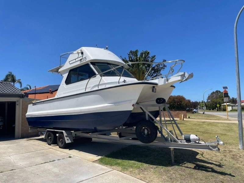 Shark Cat Flybridge 1984 Inboard 26ft on Trailer