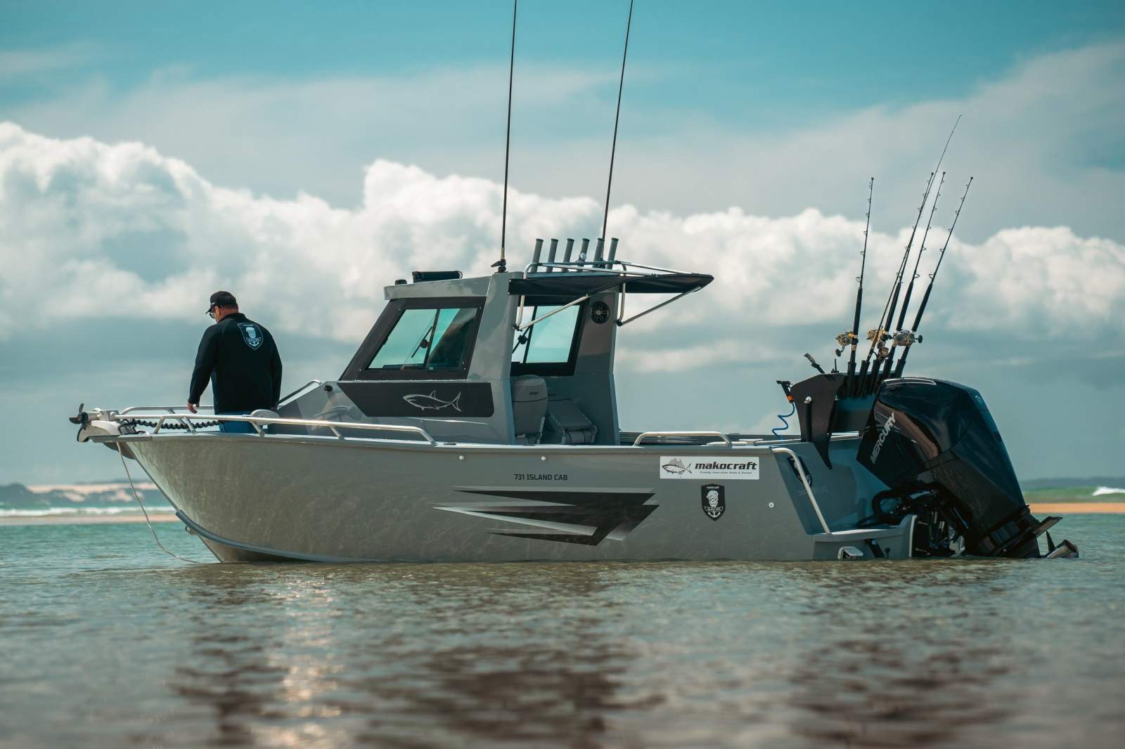 New Makocraft 731 Island Cab HT - 300hp V8 Mercury - Dunbier Loader Pro - Hard Top