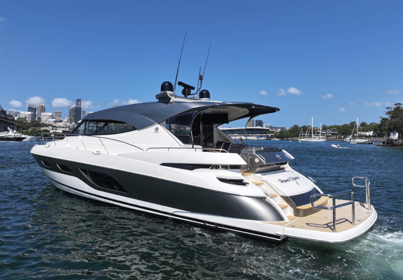 Riviera 6000 Sport Yacht Platinum Edition
