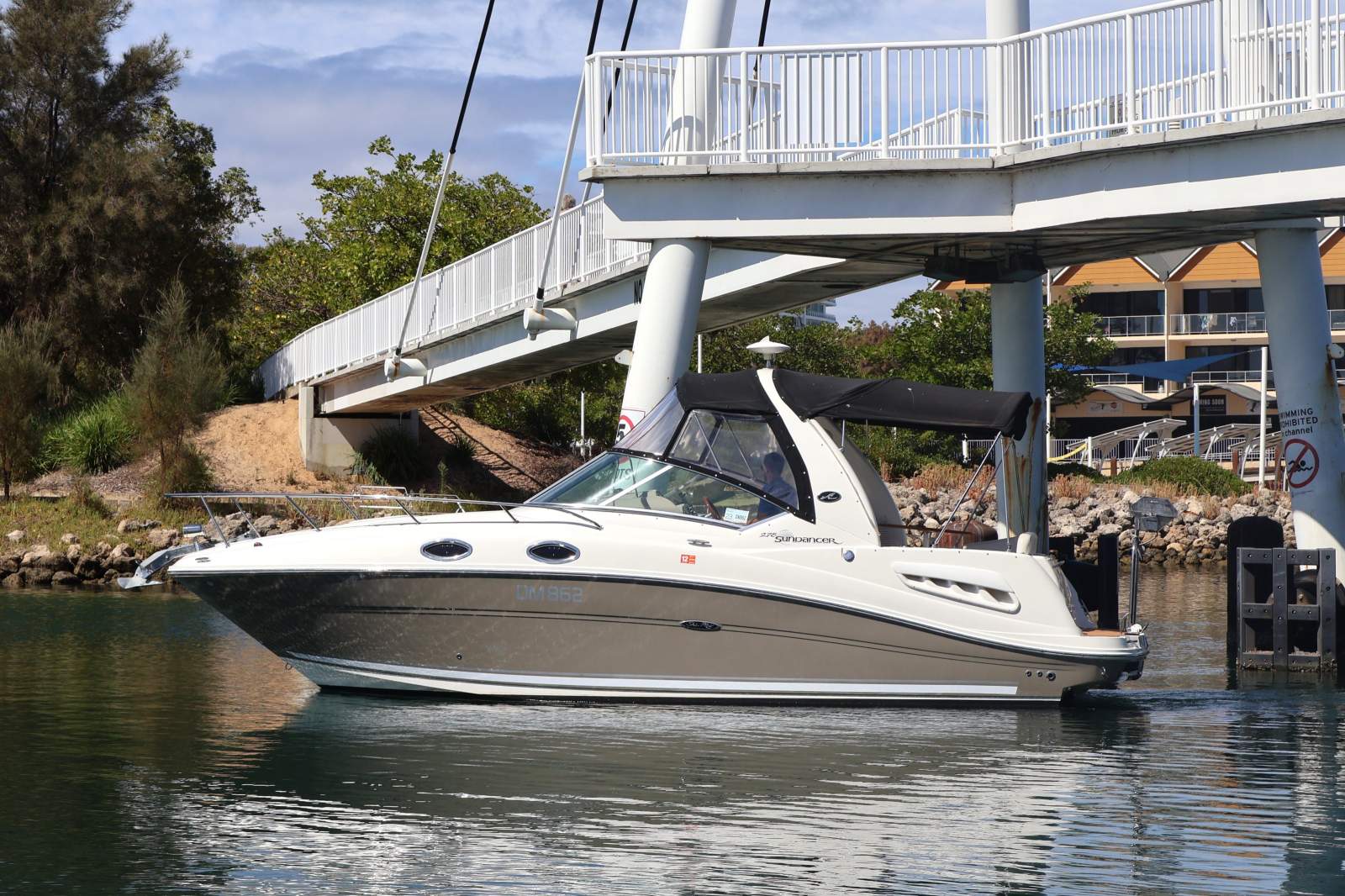 Sea Ray 275 Sundancer - Family fun!