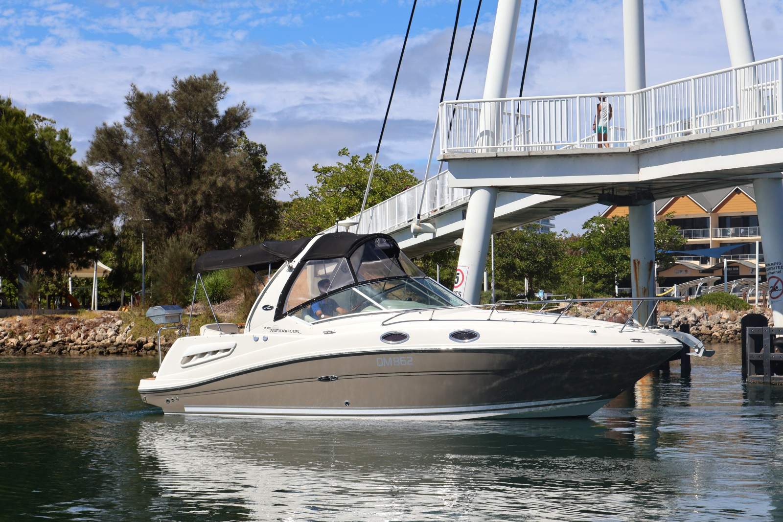 Sea Ray 275 Sundancer - Family fun!