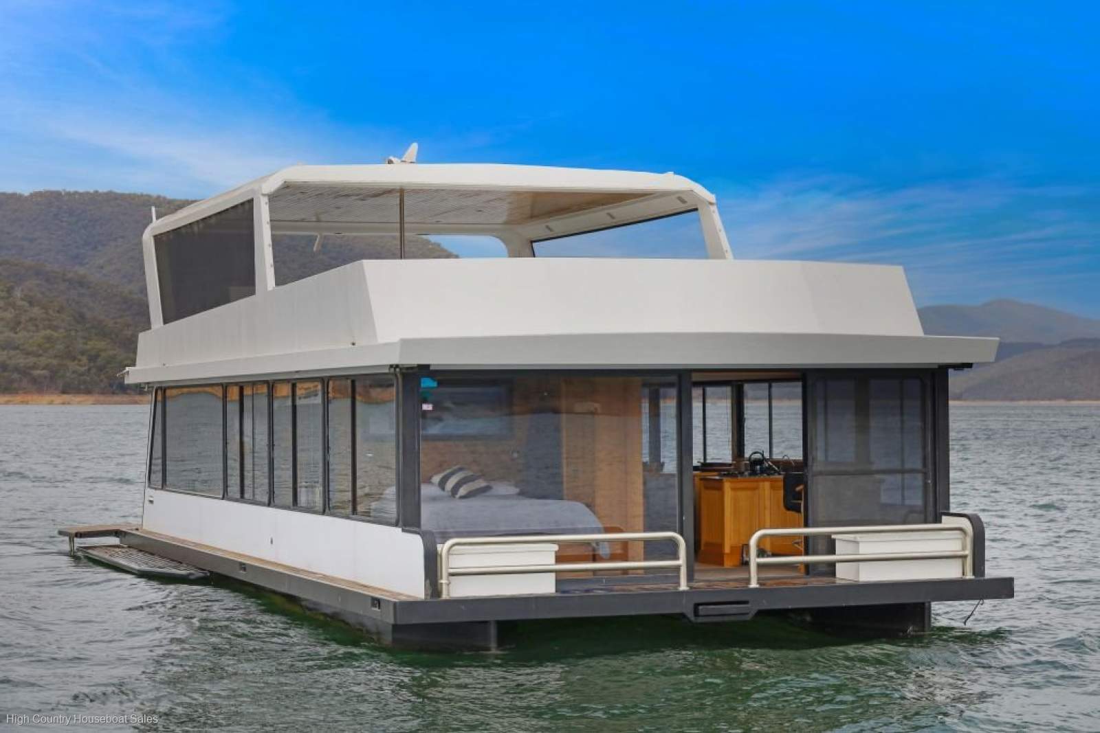 Units Houseboat Holiday Home on Lake Eildon:Units on Lake Eildon