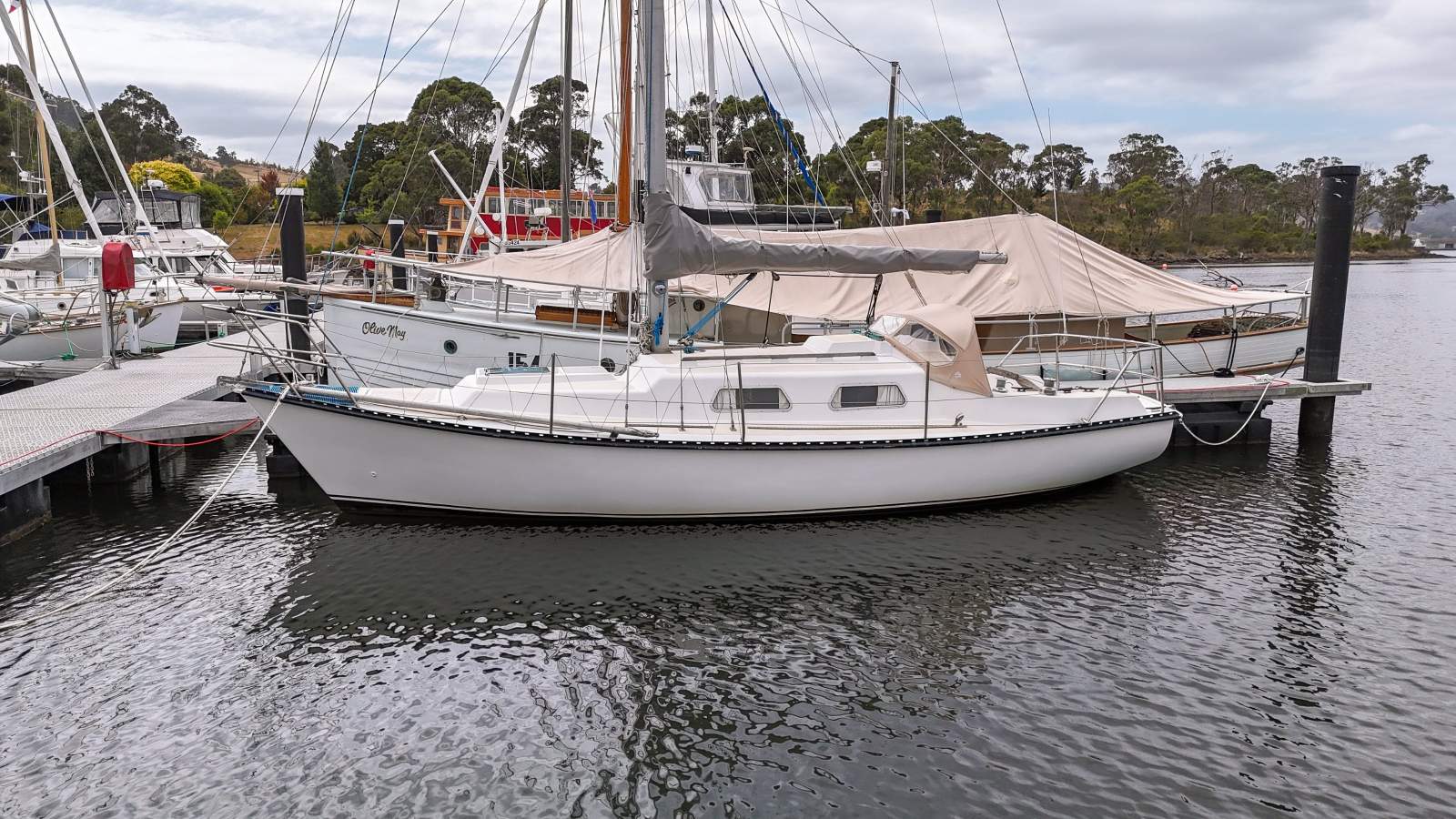 Sailmaster 845 EXCELLENT CONDITION, CAPABLE AND WELL EQUIPPED!