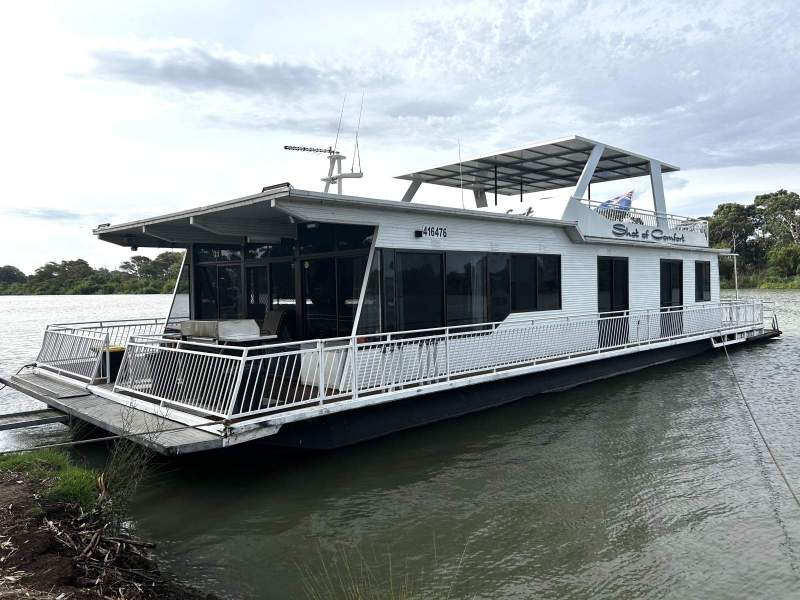 Shot of Comfort - In Survey 12 Berth Houseboat