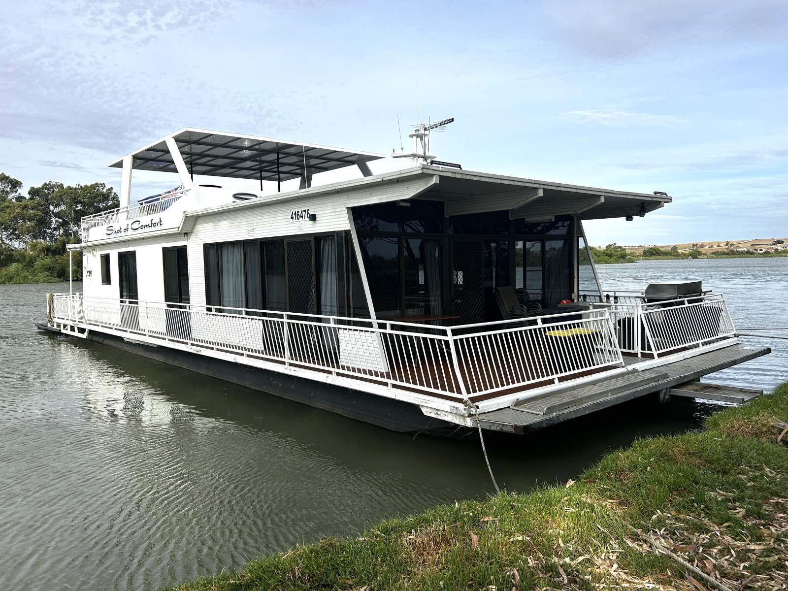 Shot of Comfort - In Survey 12 Berth Houseboat