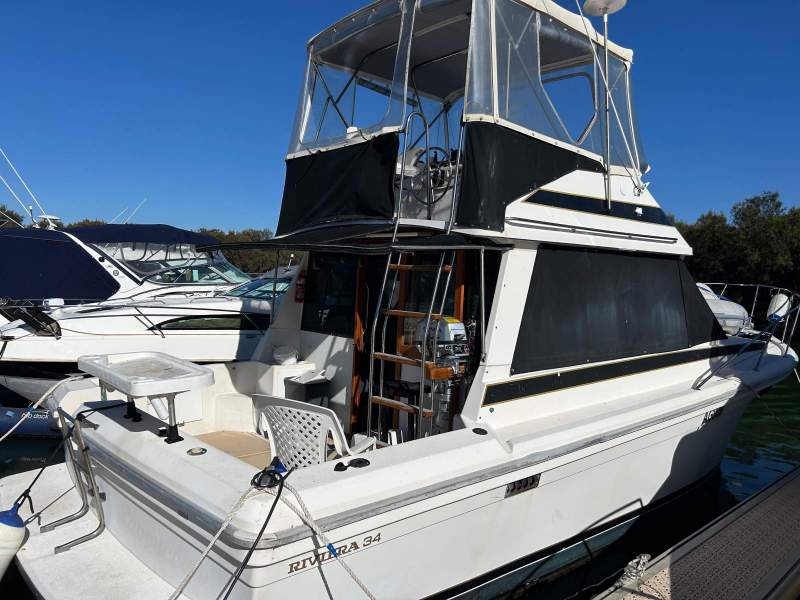 Riviera 34 Flybridge Cruiser