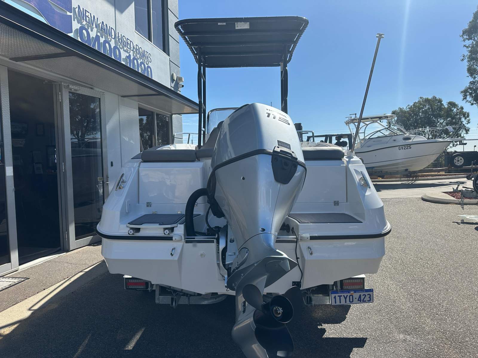 Karnic 1851 Centre Console with Honda 115HP 4 Stroke 2024 Package