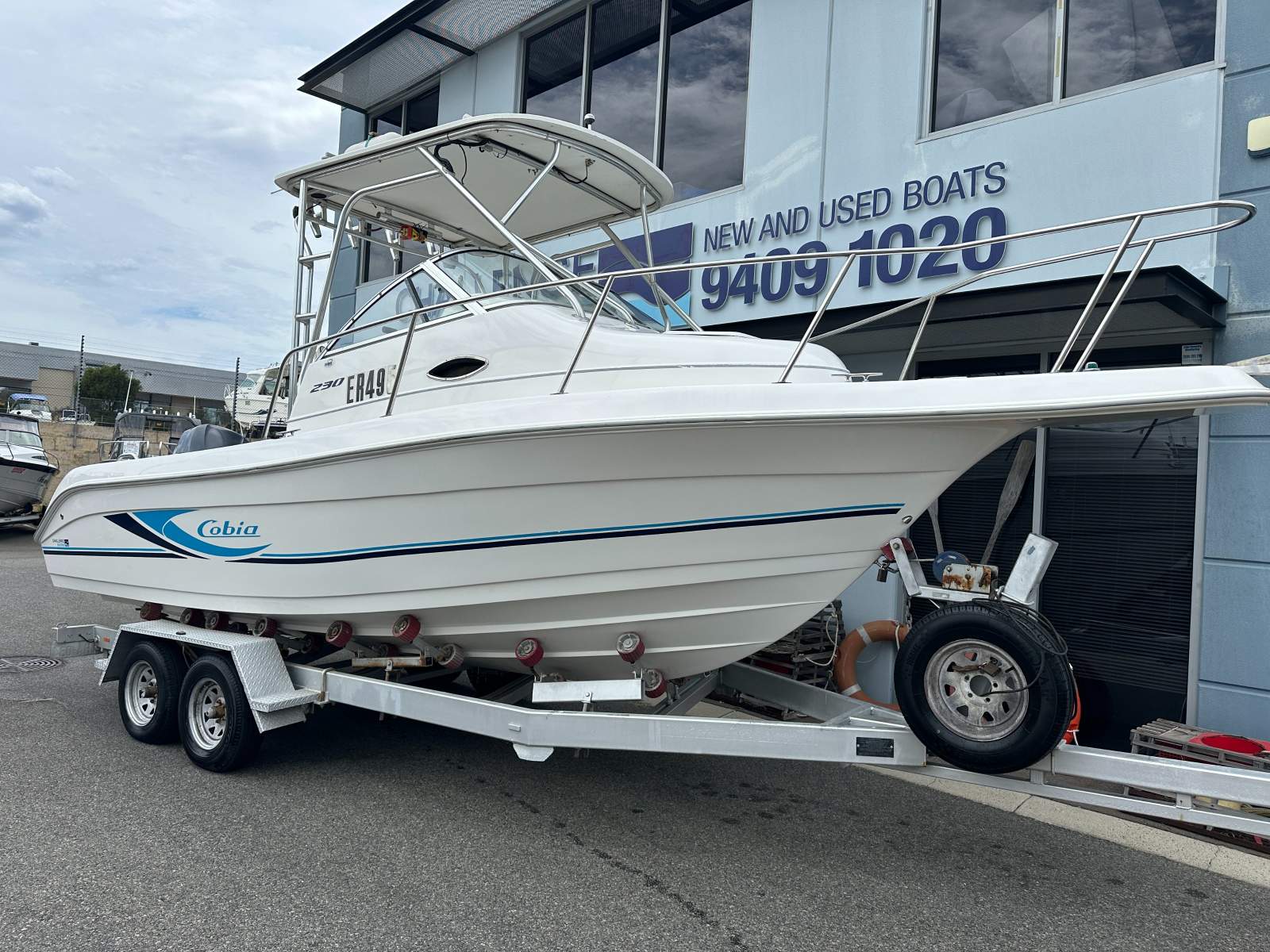 Cobia 230 Walkaround with Yamaha 225hp 4 Stroke