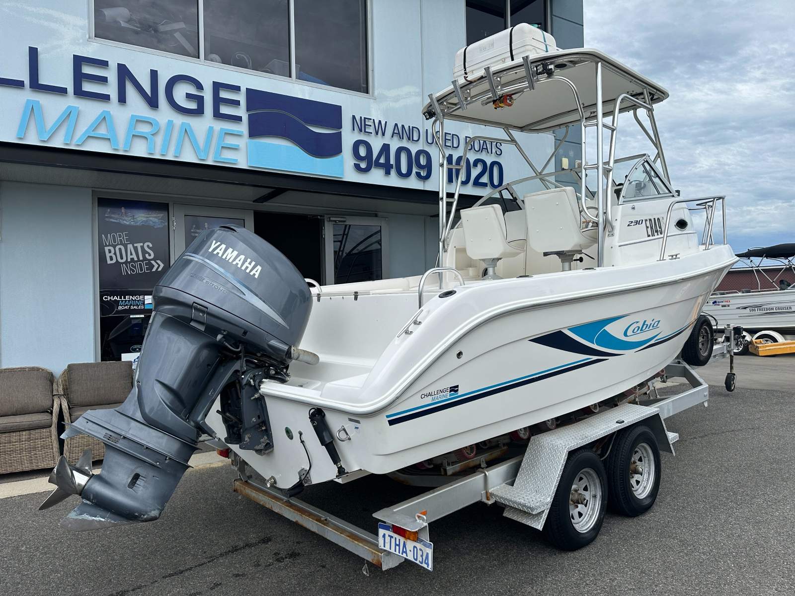 Cobia 230 Walkaround with Yamaha 225hp 4 Stroke