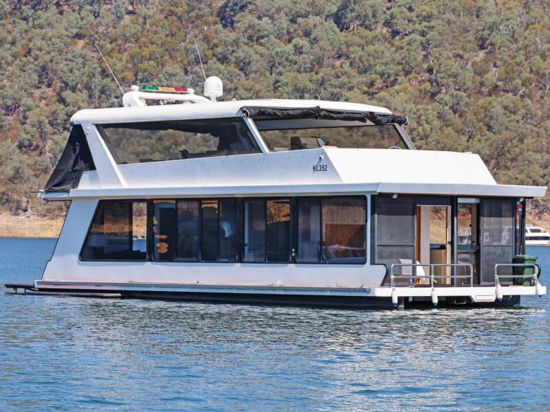 Decadence Houseboat Holiday Home on Lake Eildon