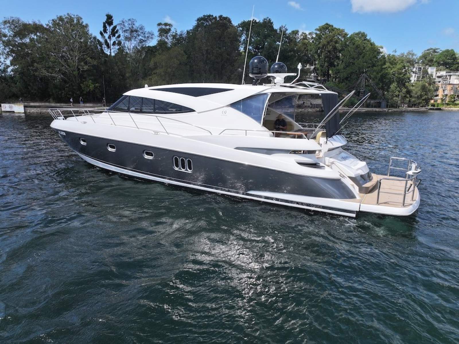 Riviera 5800 Sport Yacht