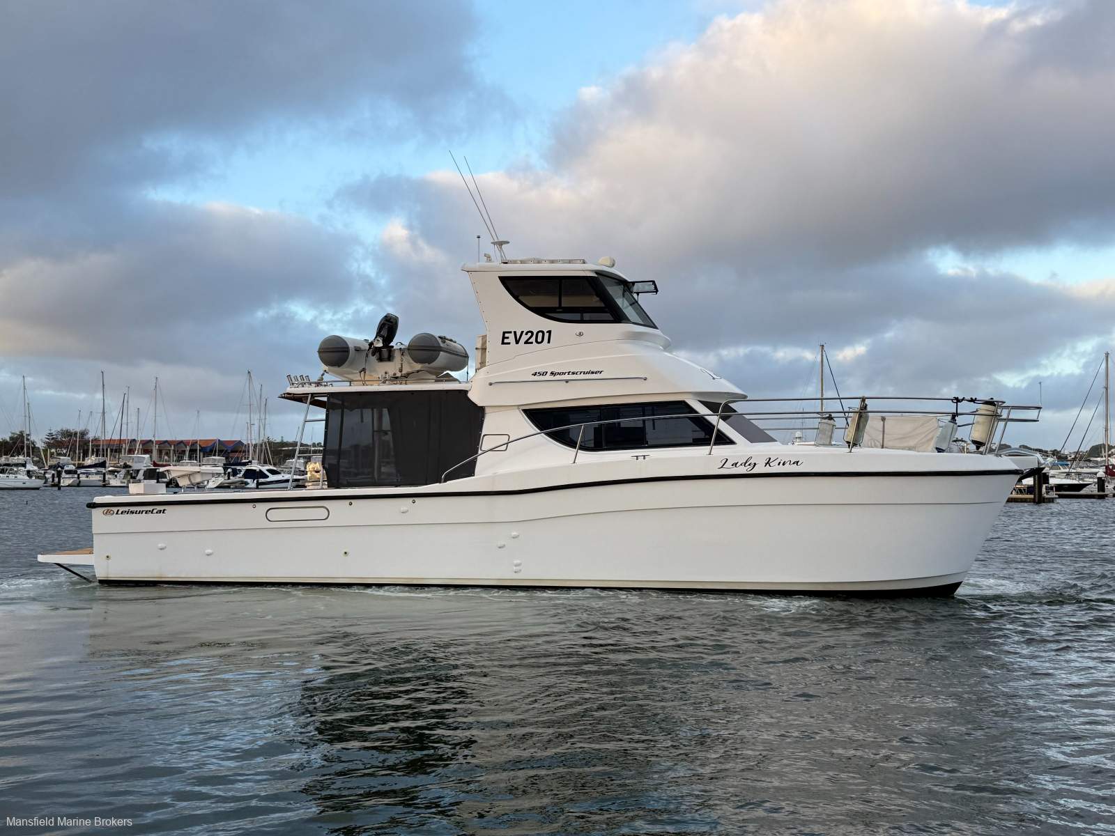Leisurecat 450 Flybridge Sportscruiser