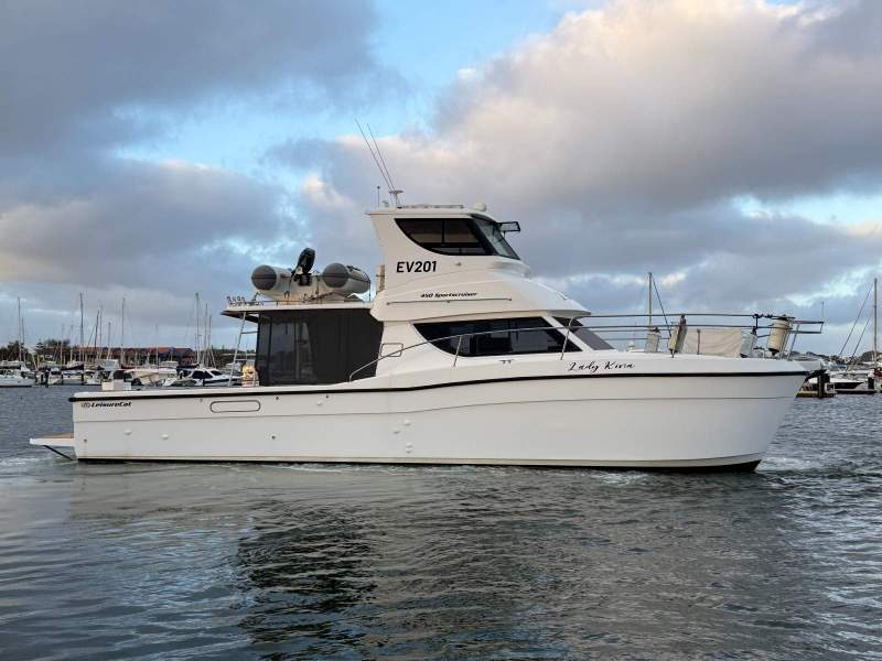 Leisurecat 450 Flybridge Sportscruiser