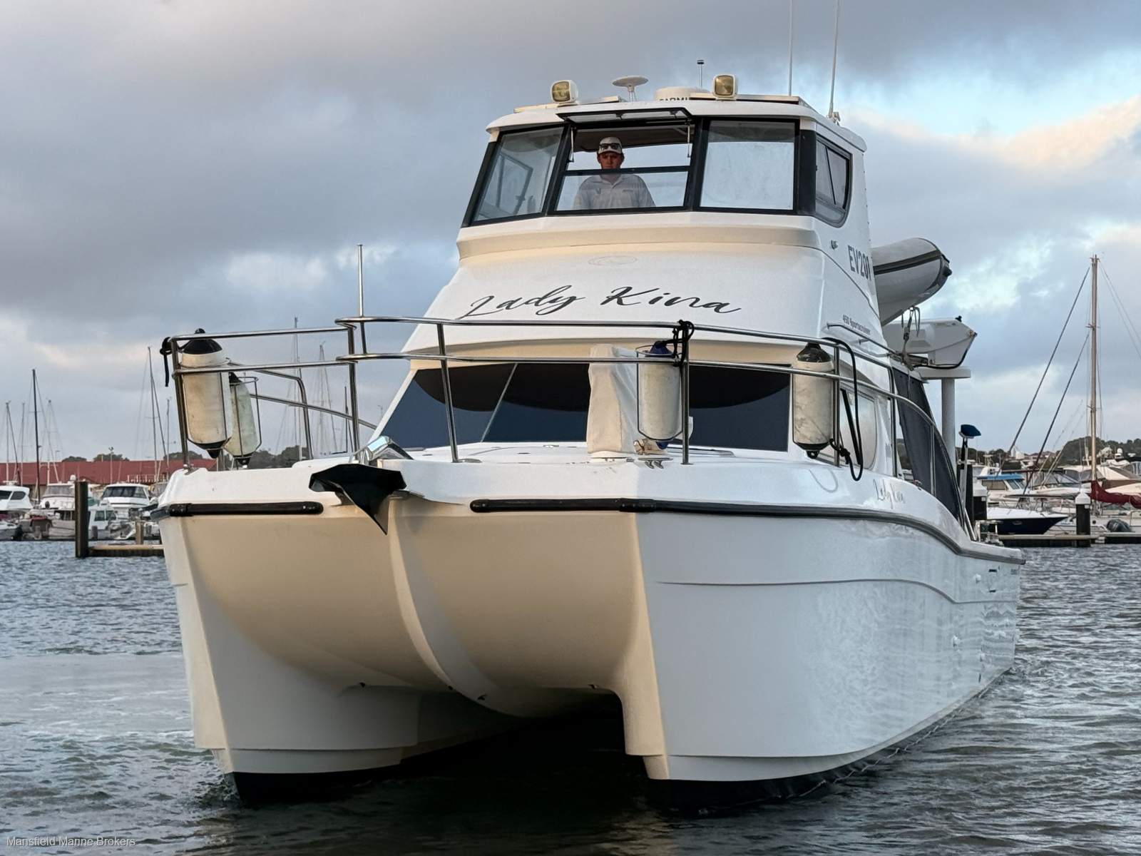 Leisurecat 450 Flybridge Sportscruiser