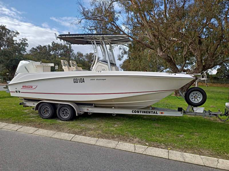 Boston Whaler 220 Outrage