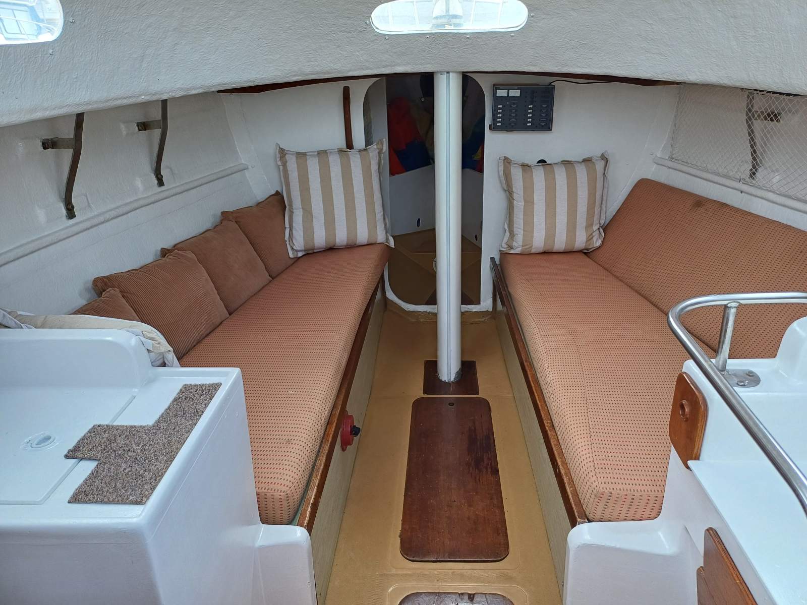 Swanson 27 Strongly built fibreglass cruiser/racer.