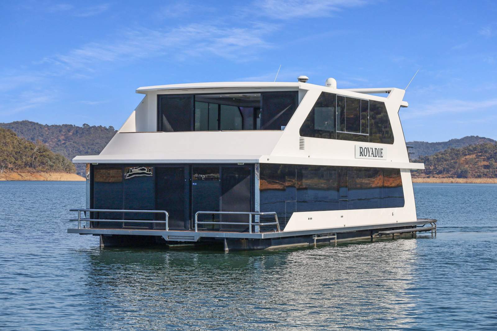 Royadie Houseboat Holiday Home on Lake Eildon:Royadie on Lake Eildon