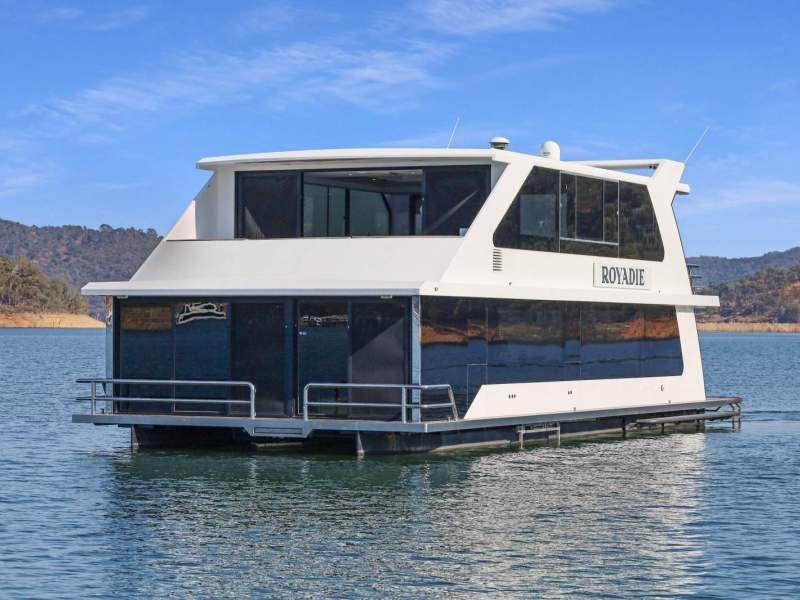Royadie Houseboat Holiday Home on Lake Eildon