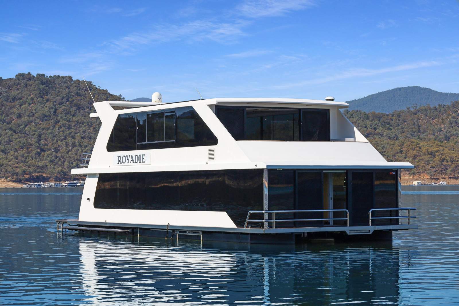 Royadie Houseboat Holiday Home on Lake Eildon:Royadie on Lake Eildon