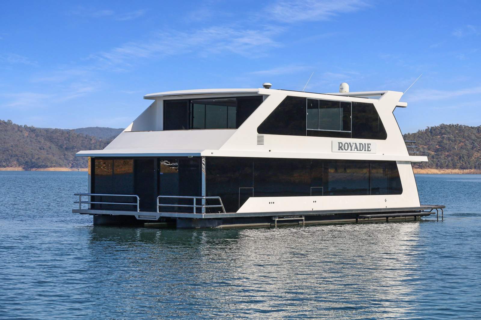 Royadie Houseboat Holiday Home on Lake Eildon:Royadie on Lake Eildon