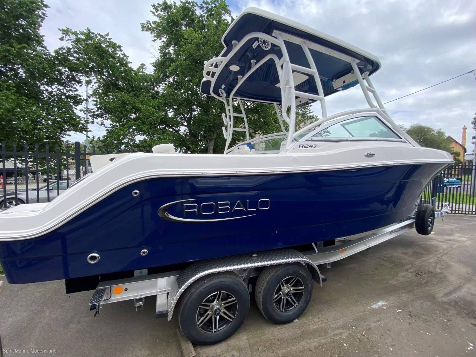 Robalo R247 Crossover-Bowrider-Fishing