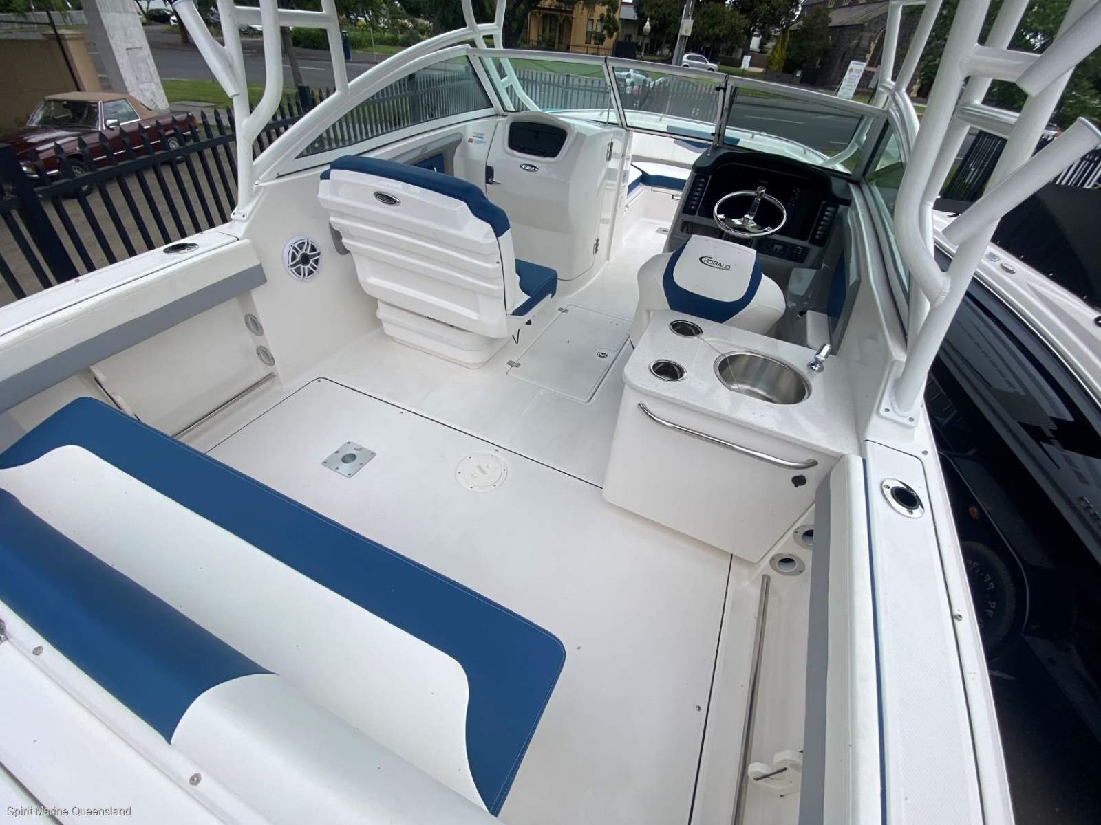 Robalo R247 Crossover-Bowrider-Fishing