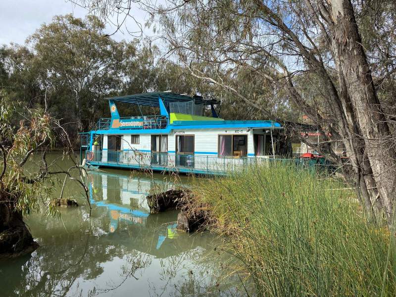 Houseboat, off-grid, many extras, urgent sale