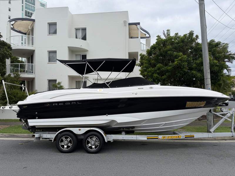 Regal 2600 Bowrider Metallic Black on White - BARGAIN!!!