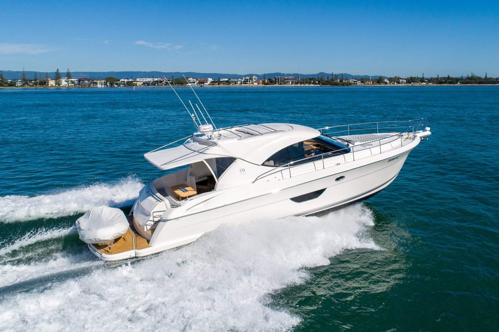 Riviera 4400 Sport Yacht