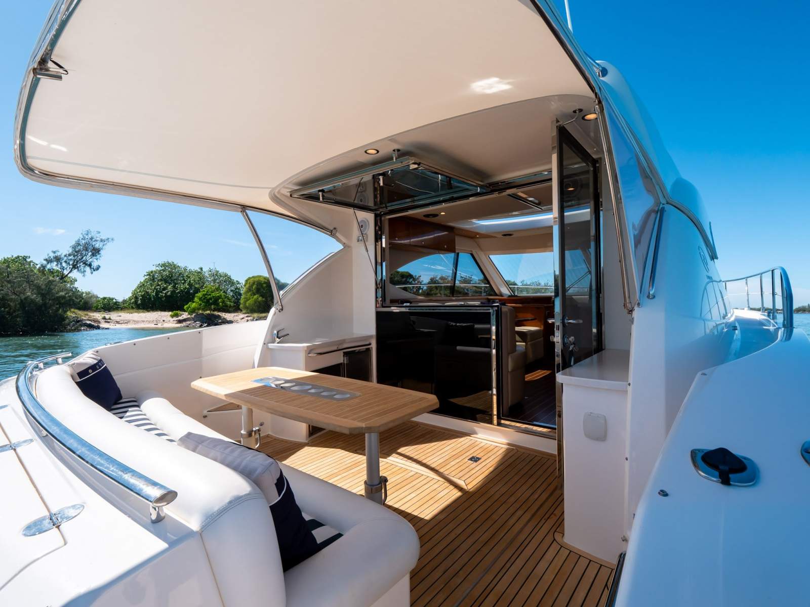 Riviera 4400 Sport Yacht