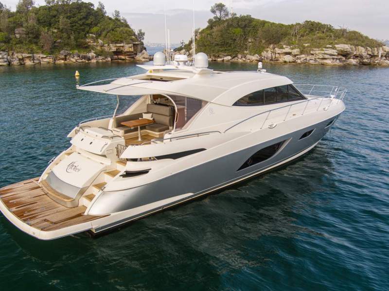 Riviera 6000 Sport Yacht