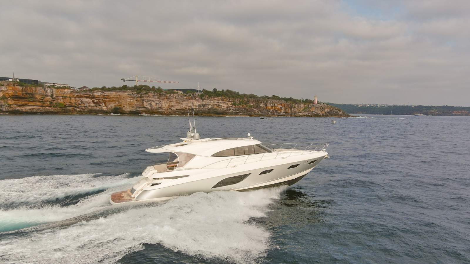 Riviera 6000 Sport Yacht