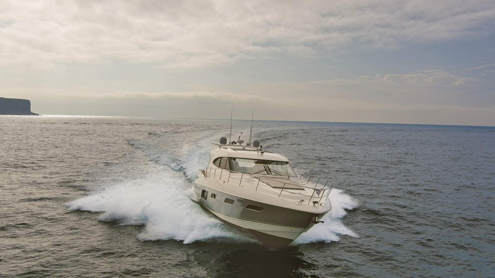 Riviera 6000 Sport Yacht